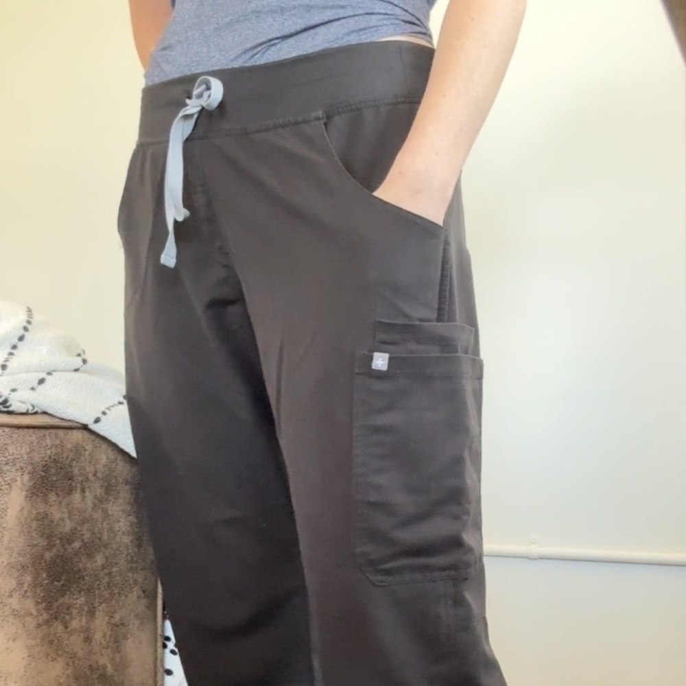 Figs Kade Cargo Scrub Pants Black women’s M - Picture 2 of 16